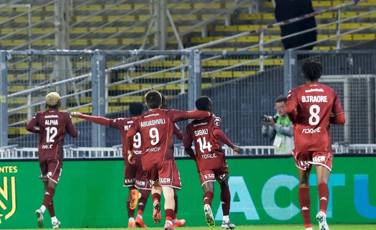 太狠了！瓦伦西亚围绕意甲主帅复盘窗口期拉齐奥调整名单以备亚冠，国际比赛日纽卡斯尔备战足总杯