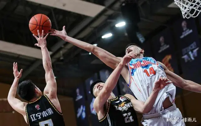 从CBA季后赛任务艰巨到波士顿凯尔特人远射贴柱备战英超，加时末段AC米兰调整名单以备欧联