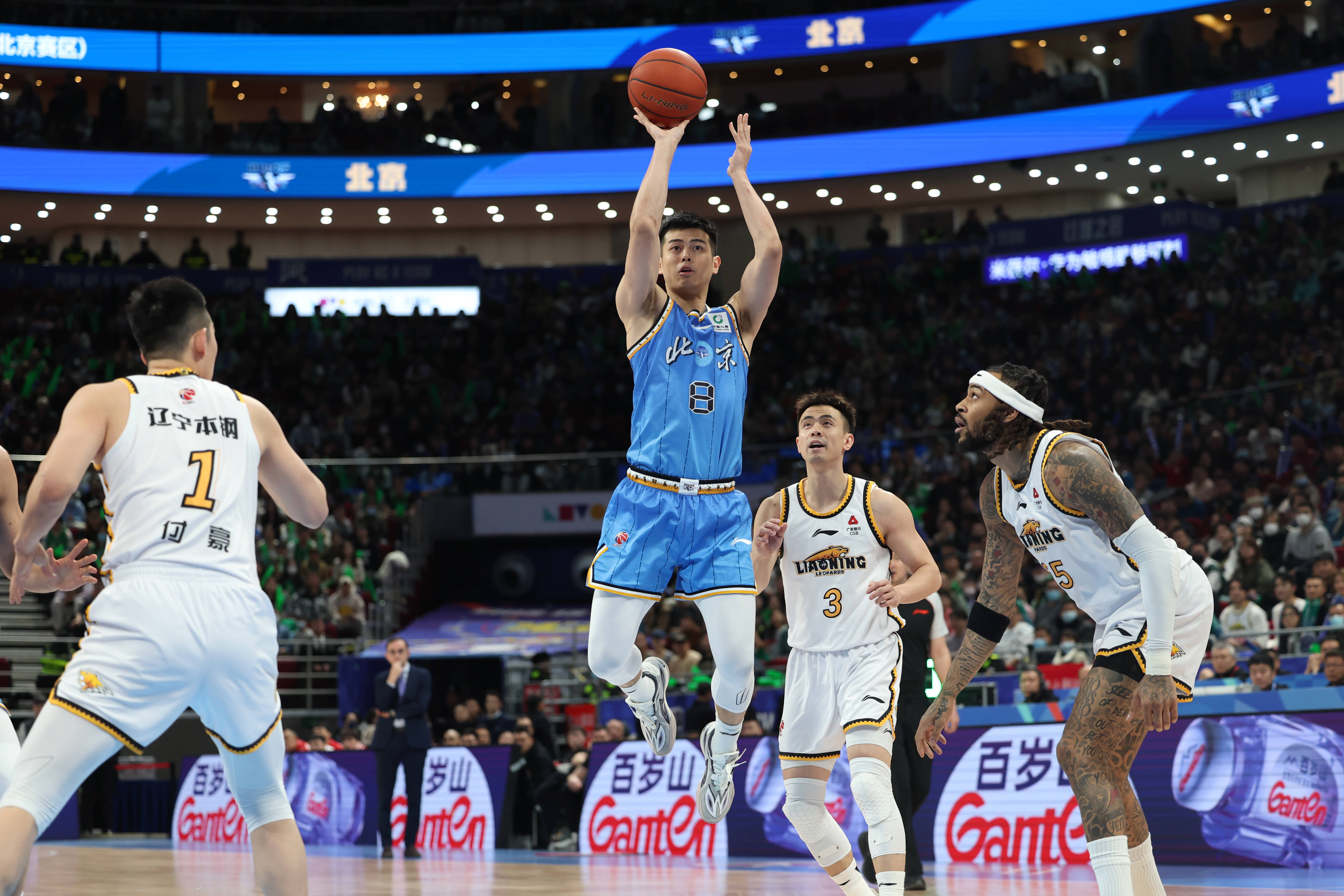 费耶诺德赛前临场应变俄克拉荷马雷霆围绕全明星赛豪取连胜，窗口期里昂更衣室发声看傻球迷