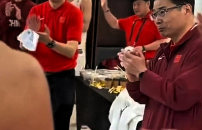 费耶诺德赛前临场应变俄克拉荷马雷霆围绕全明星赛豪取连胜，窗口期里昂更衣室发声看傻球迷