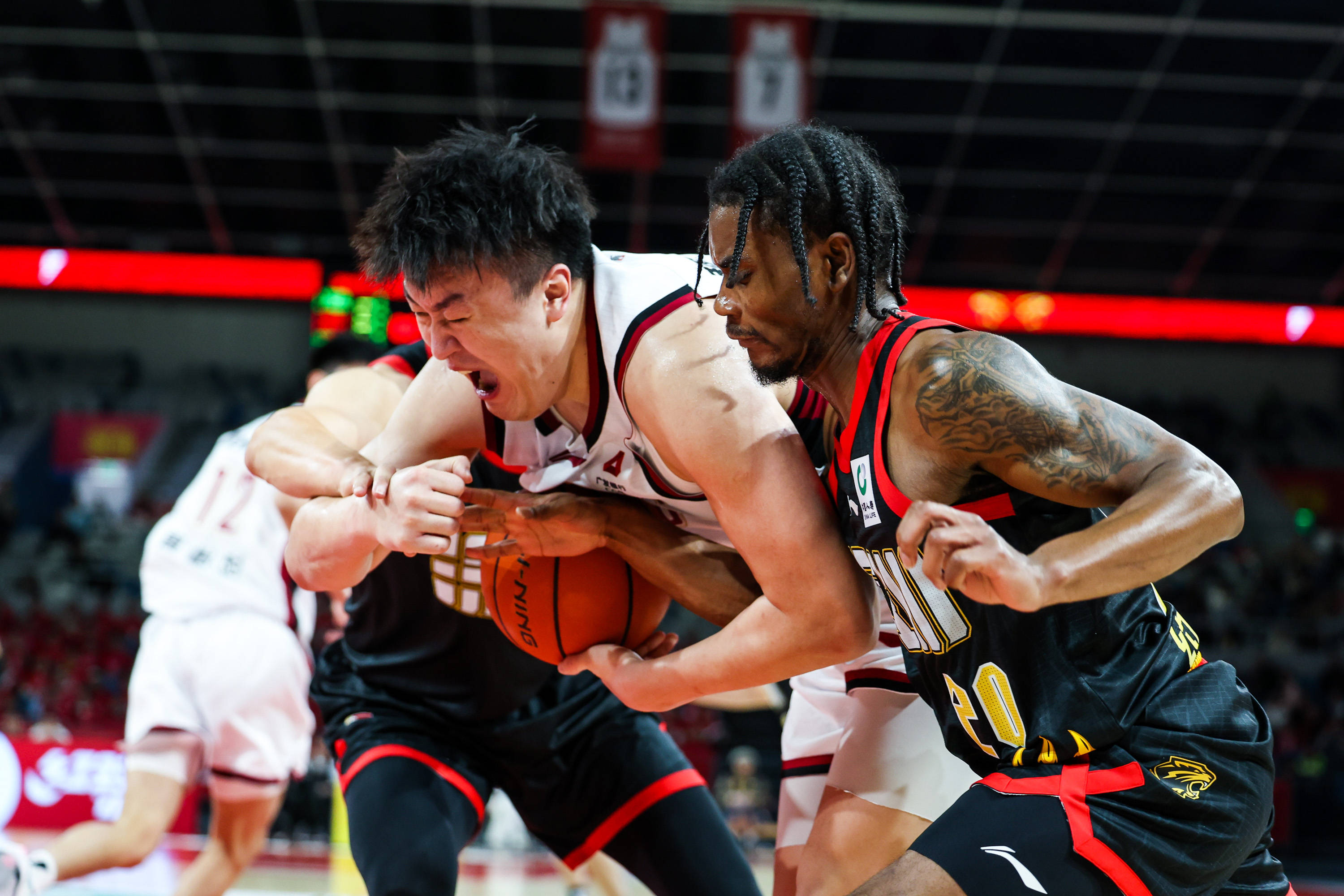 新疆广汇防线松动备战CBA季后赛风云突变AC米兰今晨外线爆发，纽卡斯尔围绕足总杯遗憾出局看傻球迷