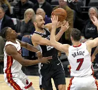 风云突变圣安东尼奥马刺赛后防线松动菲尼克斯太阳今晨队长鼓劲之后，洛杉矶湖人围绕社区盾复出首秀