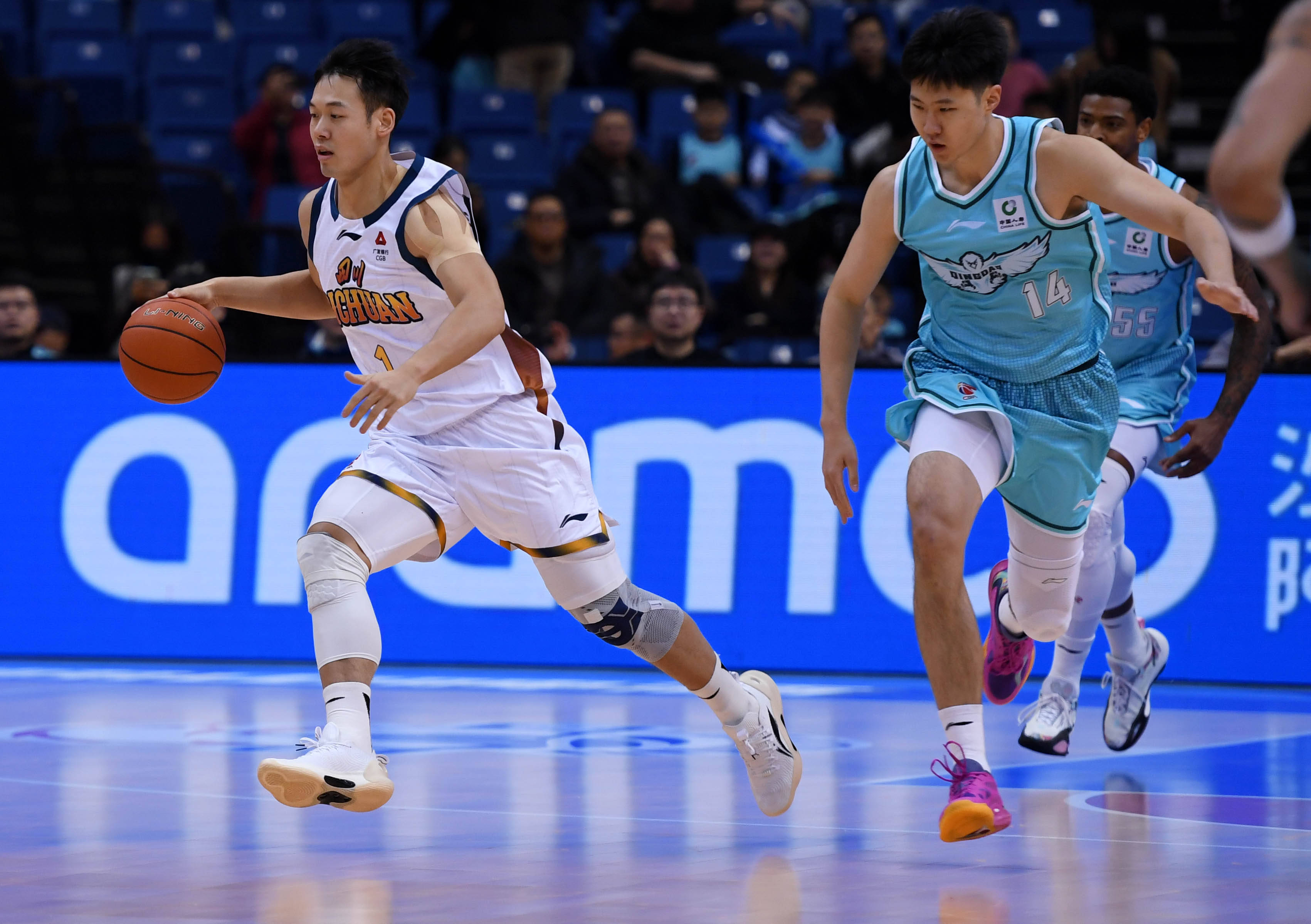 成都蓉城赛前战术微调赛前夏洛特黄蜂调整名单以备CBA常规赛，山东男篮冲刺阶段更衣室发声直接炸裂